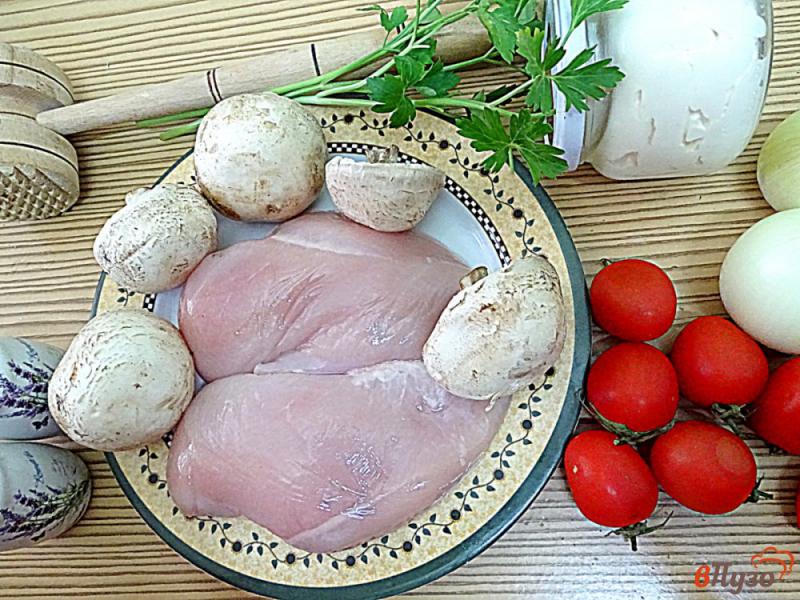 Фото приготовление рецепта: Куриное филе запеченное с грибами и помидорами шаг №1