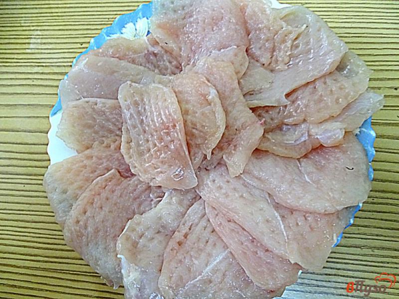 Фото приготовление рецепта: Куриное филе запеченное с грибами и помидорами шаг №4