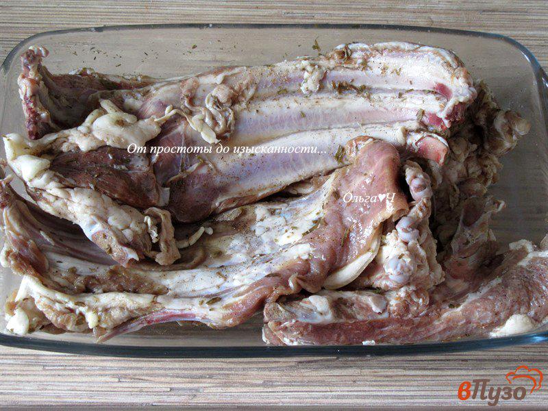 Фото приготовление рецепта: Свиные ребрышки с эстрагоном шаг №3
