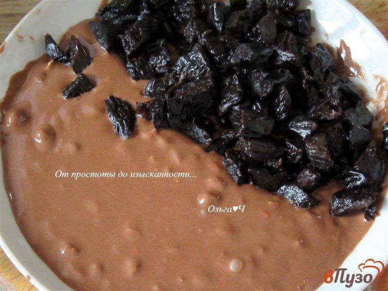 Фото приготовление рецепта: Пирог с молочным шоколадом и черносливом шаг №3