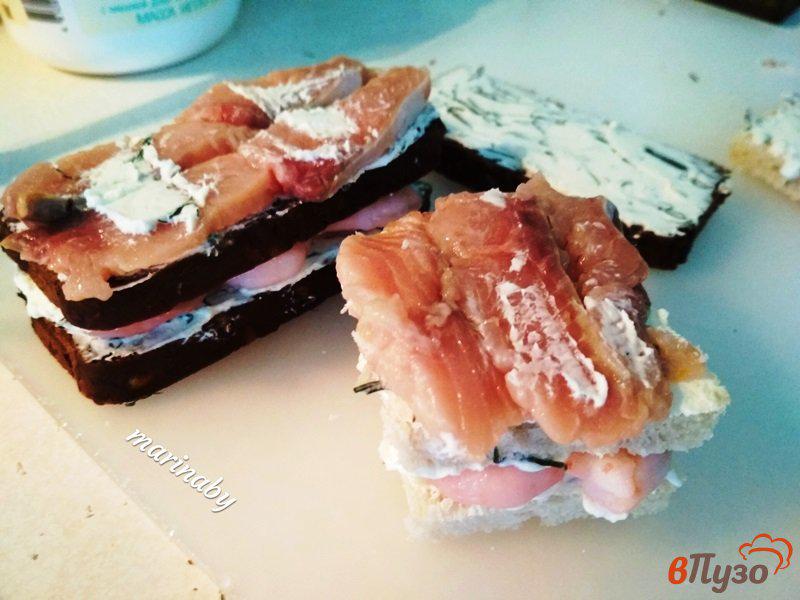 Фото приготовление рецепта: Слоеные бутерброды с креветками и икрой шаг №5