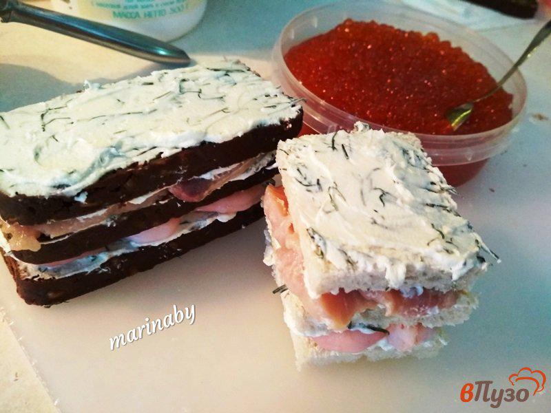 Фото приготовление рецепта: Слоеные бутерброды с креветками и икрой шаг №6