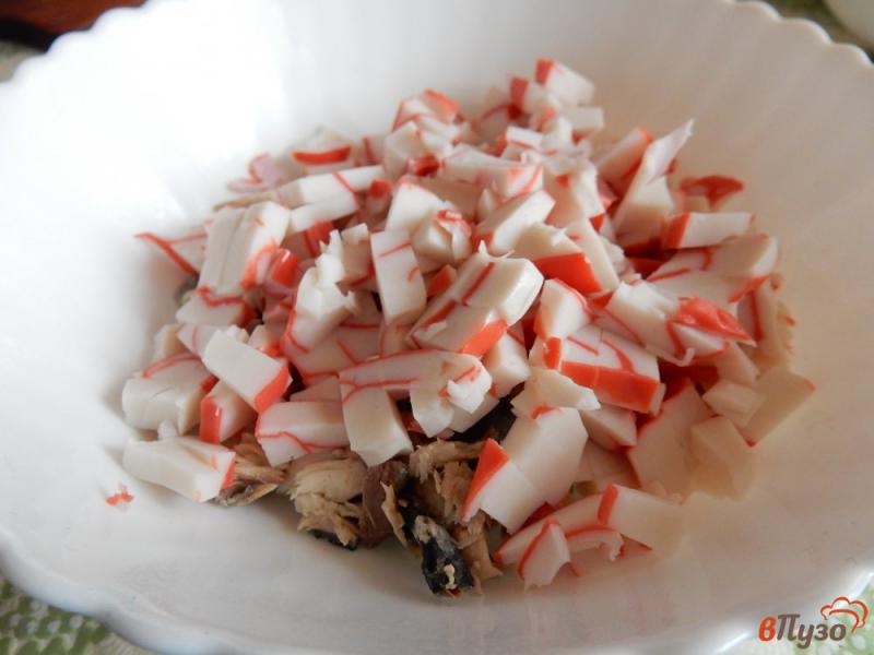Фото приготовление рецепта: Салат со скумбрией и крабовыми палочками шаг №2