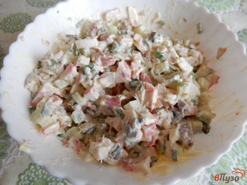 Фото приготовление рецепта: Салат со скумбрией и крабовыми палочками шаг №7