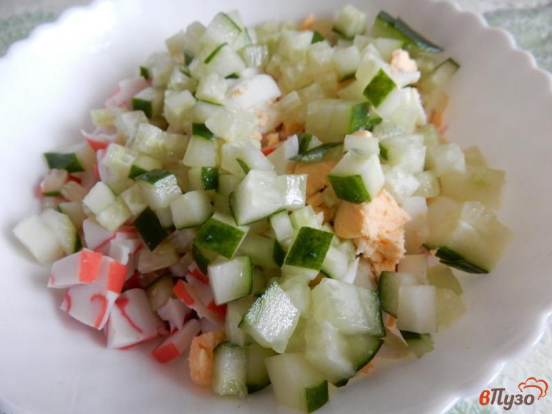 Фото приготовление рецепта: Салат со скумбрией и крабовыми палочками шаг №4