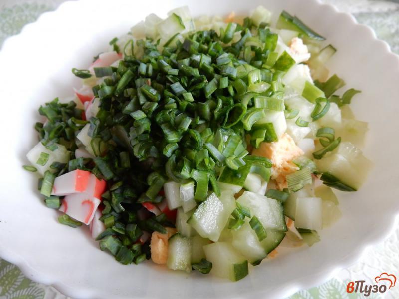 Фото приготовление рецепта: Салат со скумбрией и крабовыми палочками шаг №5