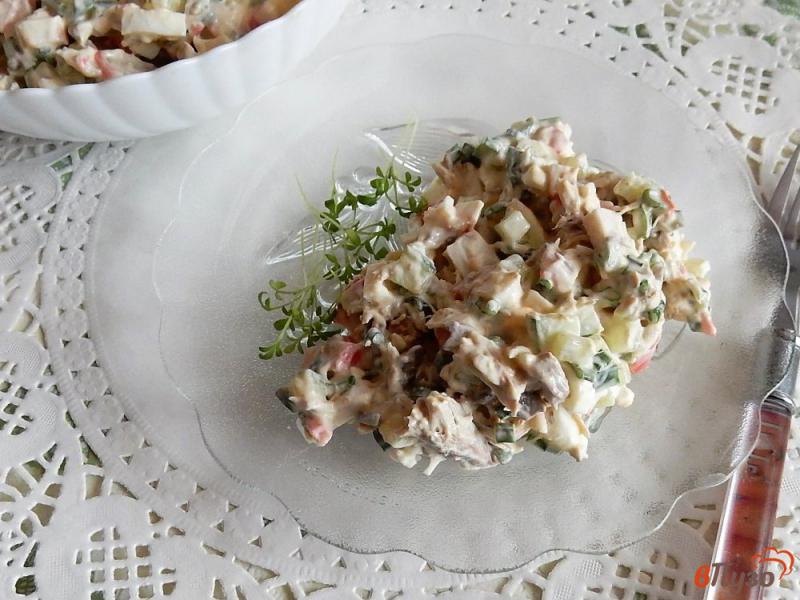 Фото приготовление рецепта: Салат со скумбрией и крабовыми палочками шаг №8