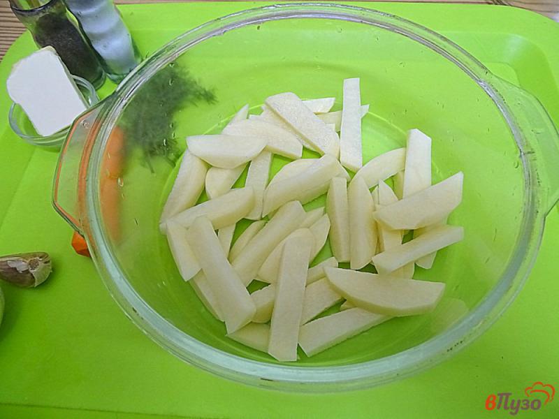 Фото приготовление рецепта: Жареная картошка с луком и морковью в микроволновке шаг №2