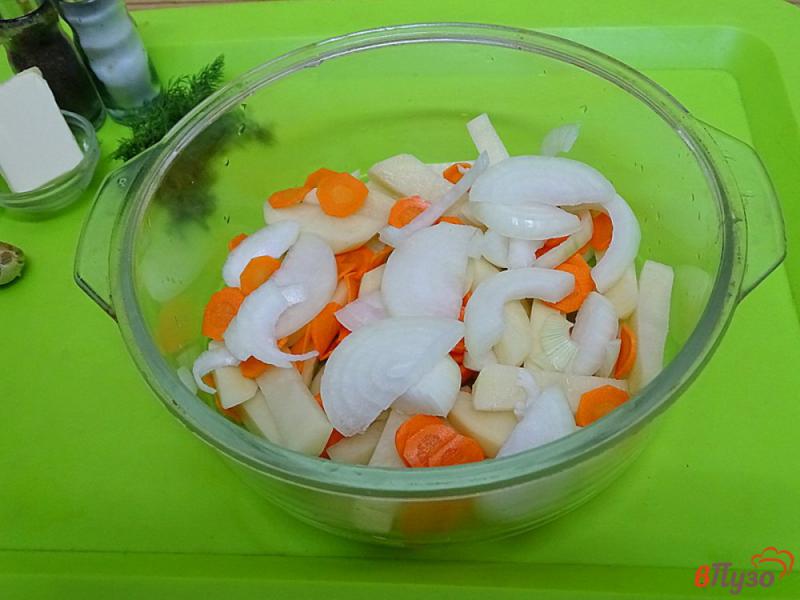 Фото приготовление рецепта: Жареная картошка с луком и морковью в микроволновке шаг №4