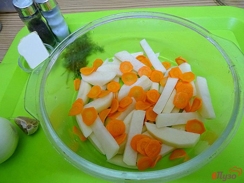 Фото приготовление рецепта: Жареная картошка с луком и морковью в микроволновке шаг №3