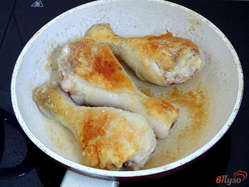 Фото приготовление рецепта: Куриные голени тушеные шаг №3