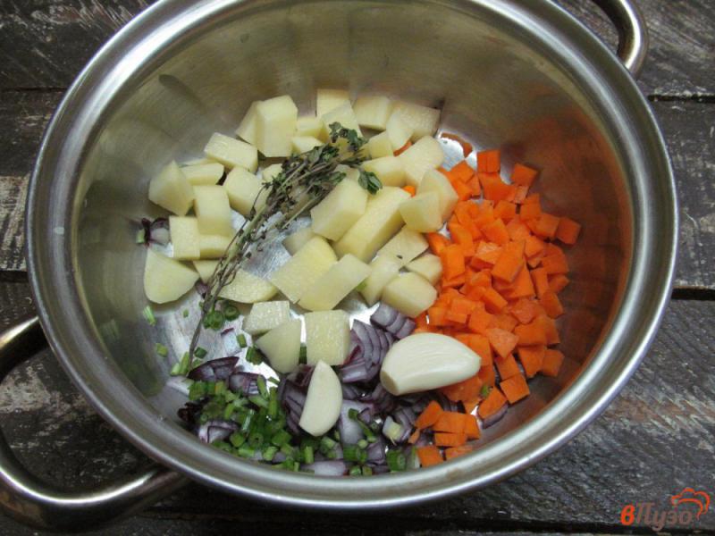 Фото приготовление рецепта: Овощной суп с кукурузной крупой и консервированным горошком шаг №1