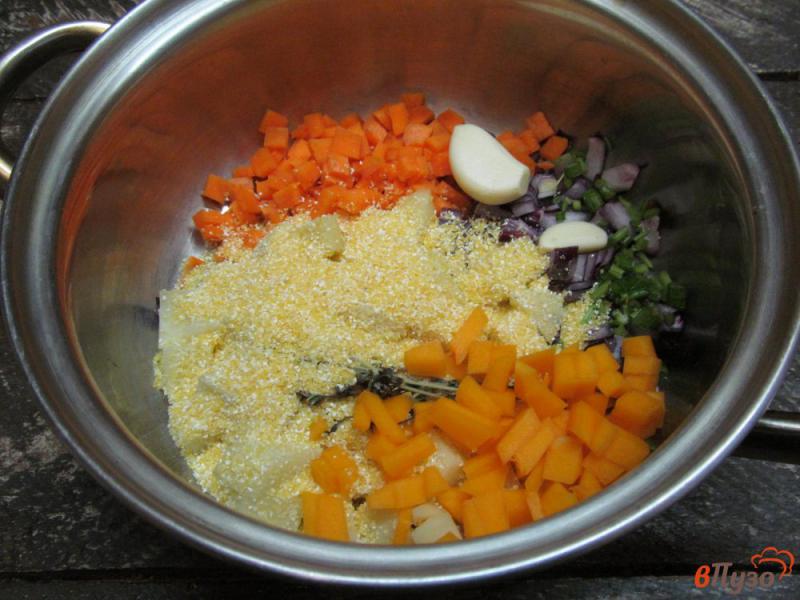 Фото приготовление рецепта: Овощной суп с кукурузной крупой и консервированным горошком шаг №2
