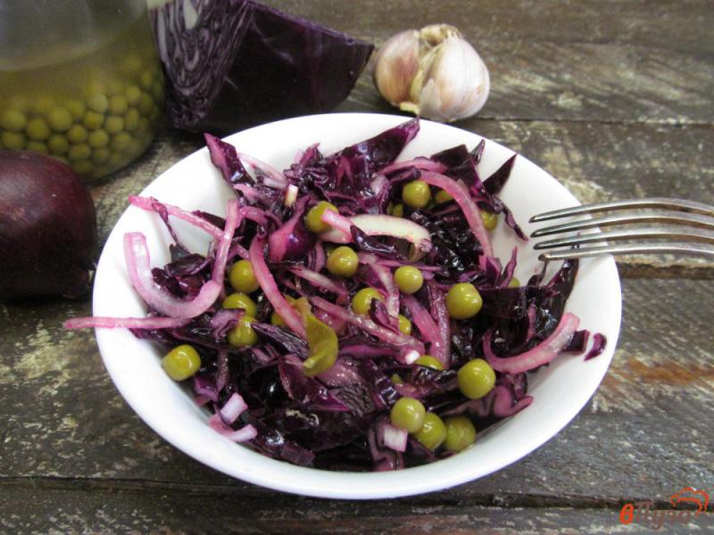 Фото приготовление рецепта: Салат из краснокочанной капусты с консервированным горошком шаг №4