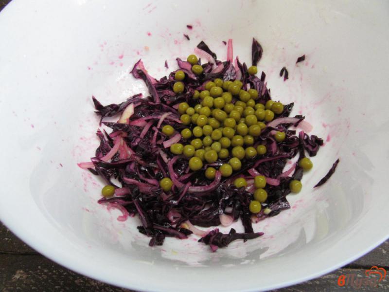 Фото приготовление рецепта: Салат из краснокочанной капусты с консервированным горошком шаг №3