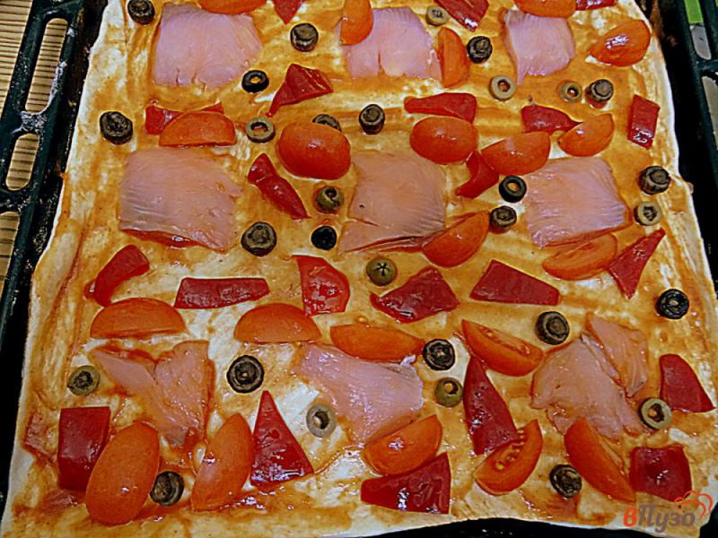 Фото приготовление рецепта: Пицца из копчёного лосося и помидоров шаг №4