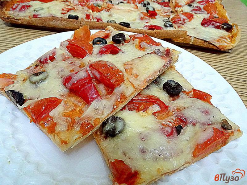 Фото приготовление рецепта: Пицца из копчёного лосося и помидоров шаг №7