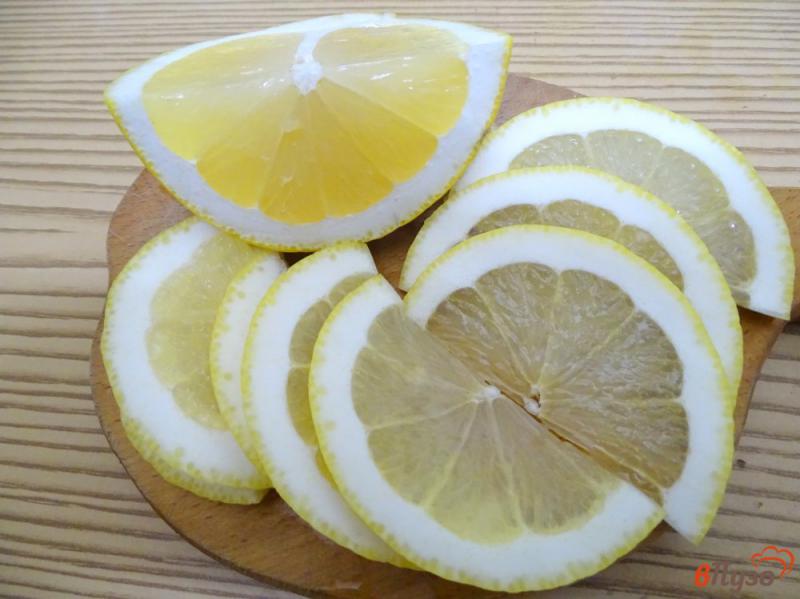 Фото приготовление рецепта: Дорадо запеченная с лимоном и базиликом шаг №3
