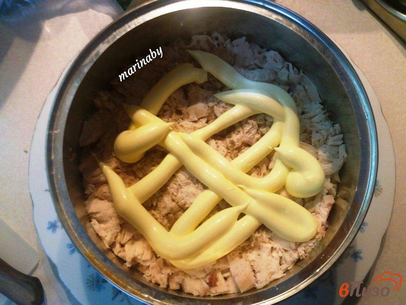 Фото приготовление рецепта: Слоеный салат «Бунито» с курицей и корейской морковью шаг №2