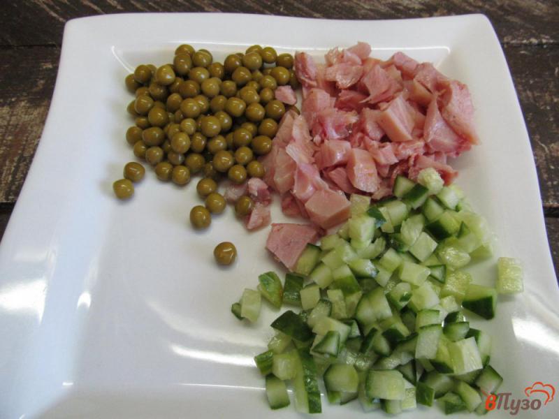 Фото приготовление рецепта: Салат из копченой курицы с горошком и огурцом шаг №2