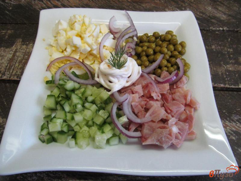 Фото приготовление рецепта: Салат из копченой курицы с горошком и огурцом шаг №3