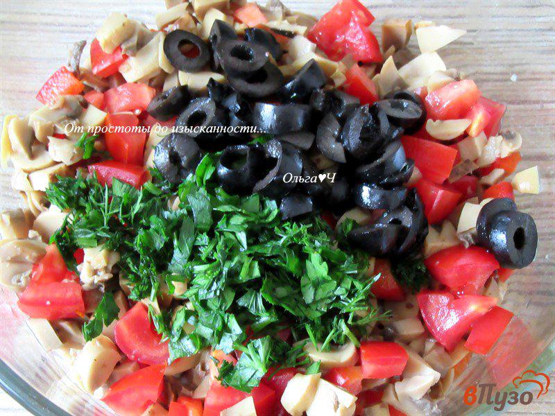 Фото приготовление рецепта: Грибной салат с красными овощами и маслинами шаг №3