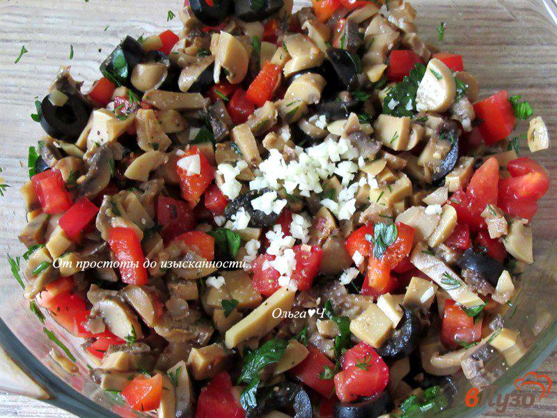 Фото приготовление рецепта: Грибной салат с красными овощами и маслинами шаг №4
