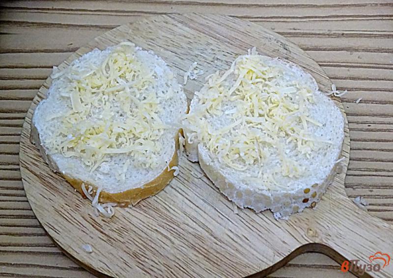 Фото приготовление рецепта: Горячие бутерброды из вафельницы с копчёной карицей шаг №2