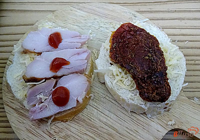 Фото приготовление рецепта: Горячие бутерброды из вафельницы с копчёной карицей шаг №4