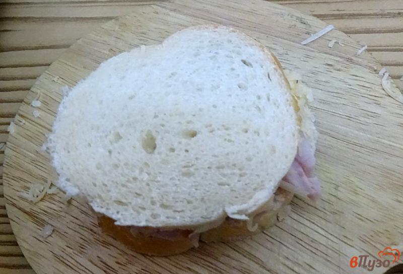 Фото приготовление рецепта: Горячие бутерброды из вафельницы с копчёной карицей шаг №5