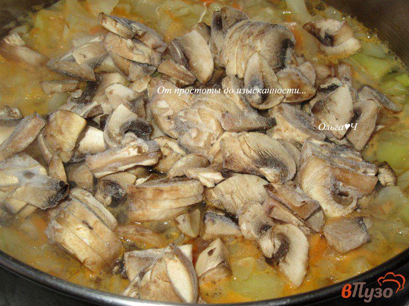 Фото приготовление рецепта: Щи с грибами и оливковым рассолом (без масла) шаг №4