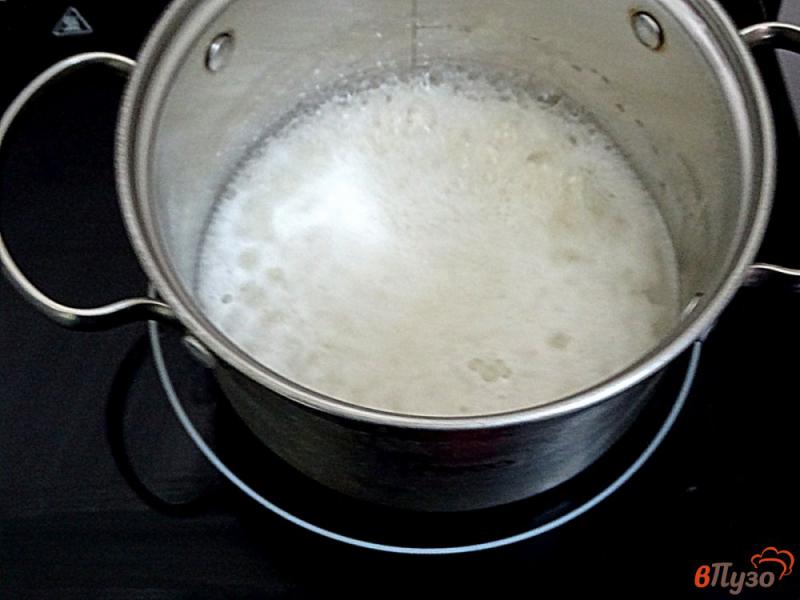 Фото приготовление рецепта: Английский рисовый пудинг с яблоками и малиновым сиропом шаг №2