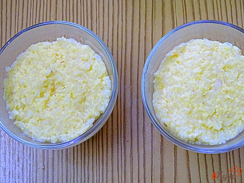 Фото приготовление рецепта: Английский рисовый пудинг с яблоками и малиновым сиропом шаг №6