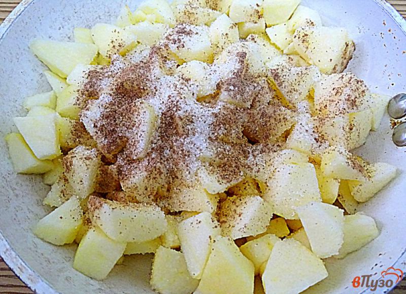 Фото приготовление рецепта: Английский рисовый пудинг с яблоками и малиновым сиропом шаг №8