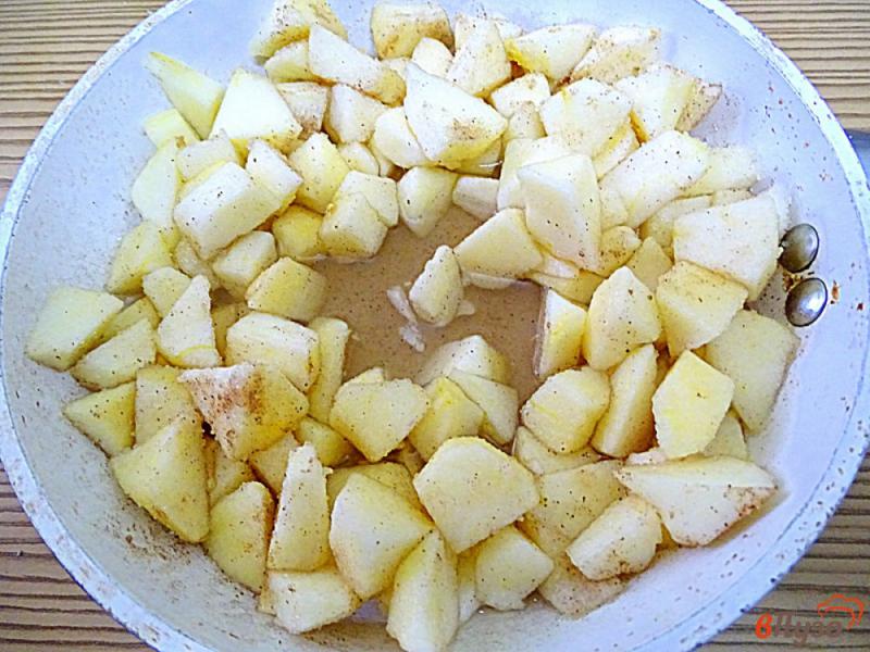 Фото приготовление рецепта: Английский рисовый пудинг с яблоками и малиновым сиропом шаг №9