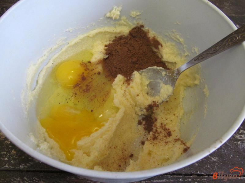 Фото приготовление рецепта: Шоколадный пирог с мандарином и сухофруктами шаг №3