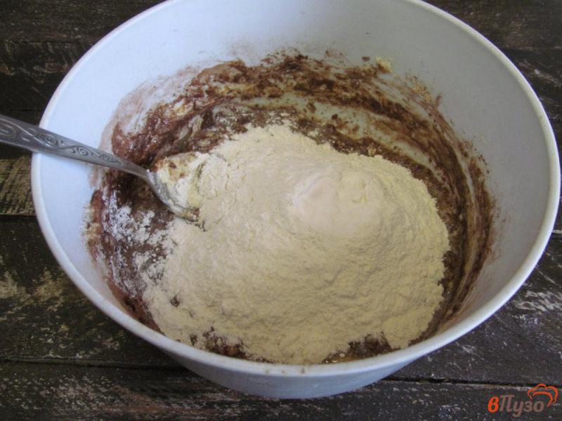 Фото приготовление рецепта: Шоколадный пирог с мандарином и сухофруктами шаг №5