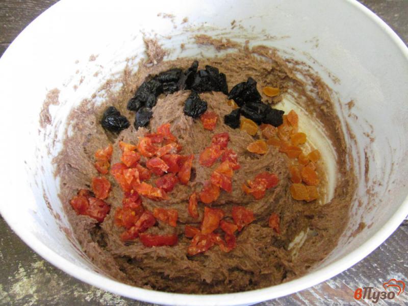 Фото приготовление рецепта: Шоколадный пирог с мандарином и сухофруктами шаг №6