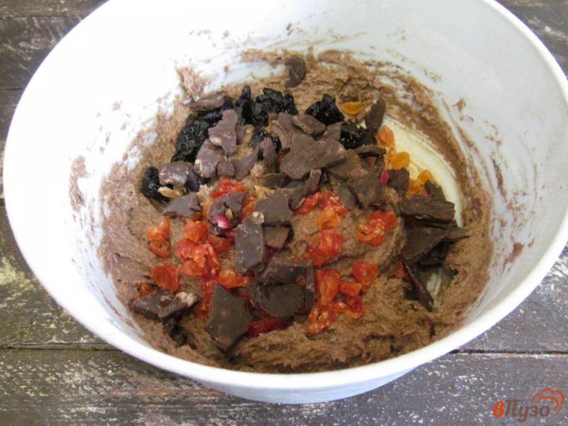 Фото приготовление рецепта: Шоколадный пирог с мандарином и сухофруктами шаг №7