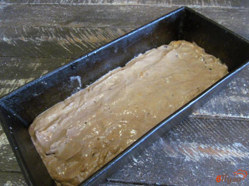 Фото приготовление рецепта: Шоколадный пирог с мандарином и сухофруктами шаг №9