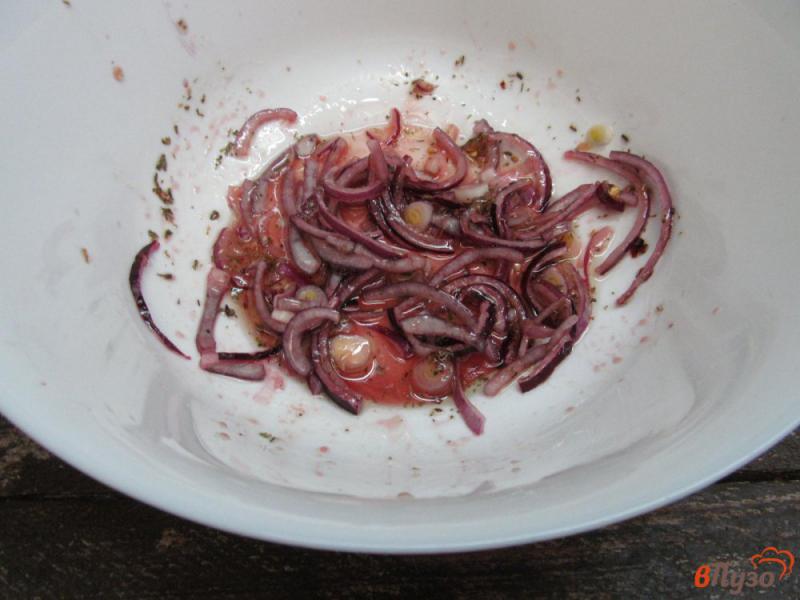 Фото приготовление рецепта: Салат из красной капусты с яблоком и тыквой шаг №4