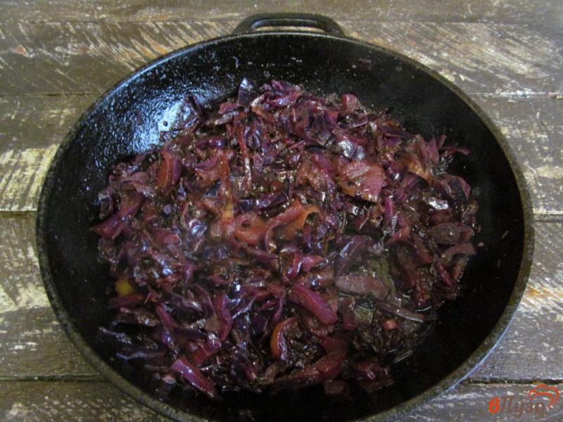 Фото приготовление рецепта: Тушеная красная капуста с яблоком и луком шаг №4