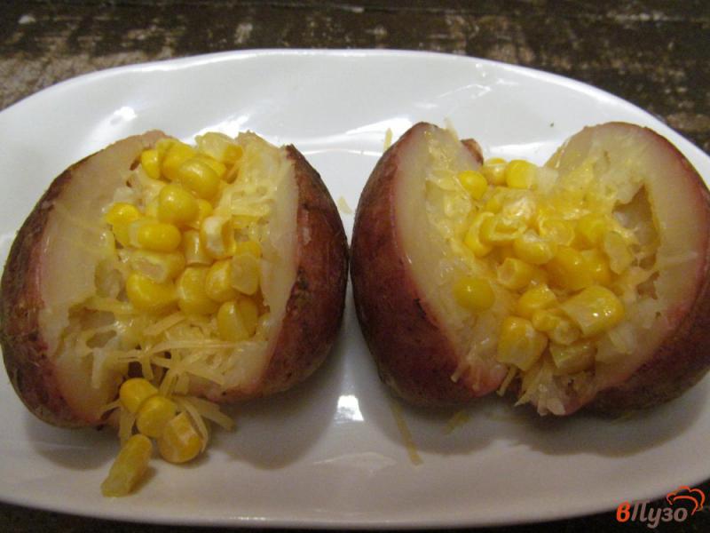 Фото приготовление рецепта: Запеченный картофель с начинкой из кукурузы и сыра шаг №5