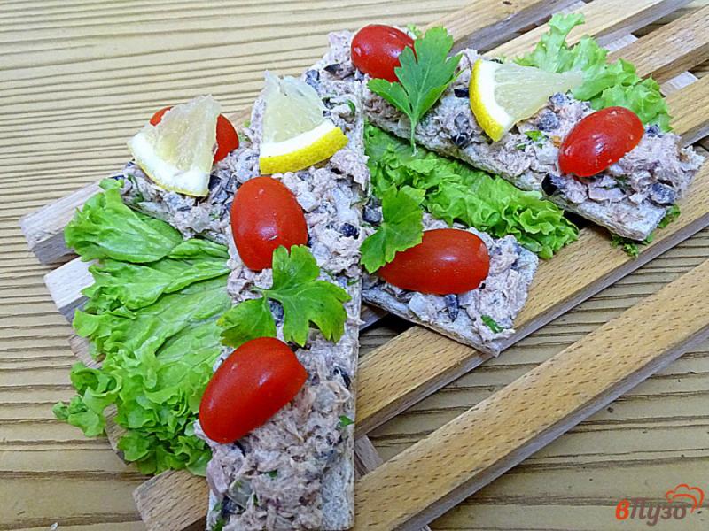 Фото приготовление рецепта: Бутерброды с тунцом и оливками шаг №9