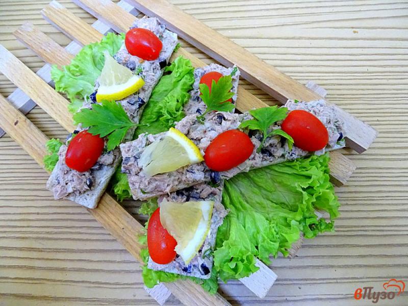 Фото приготовление рецепта: Бутерброды с тунцом и оливками шаг №10