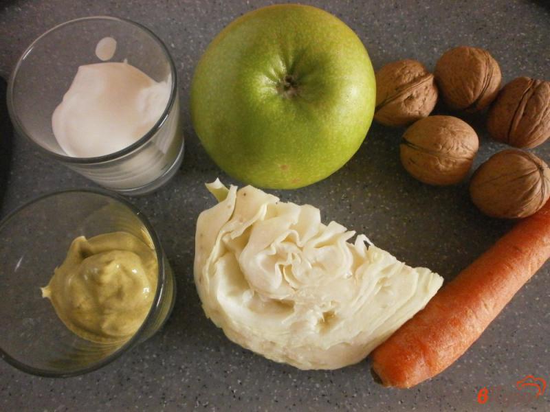 Фото приготовление рецепта: Салат со свежей капустой, зеленым яблоком и орехами. шаг №1