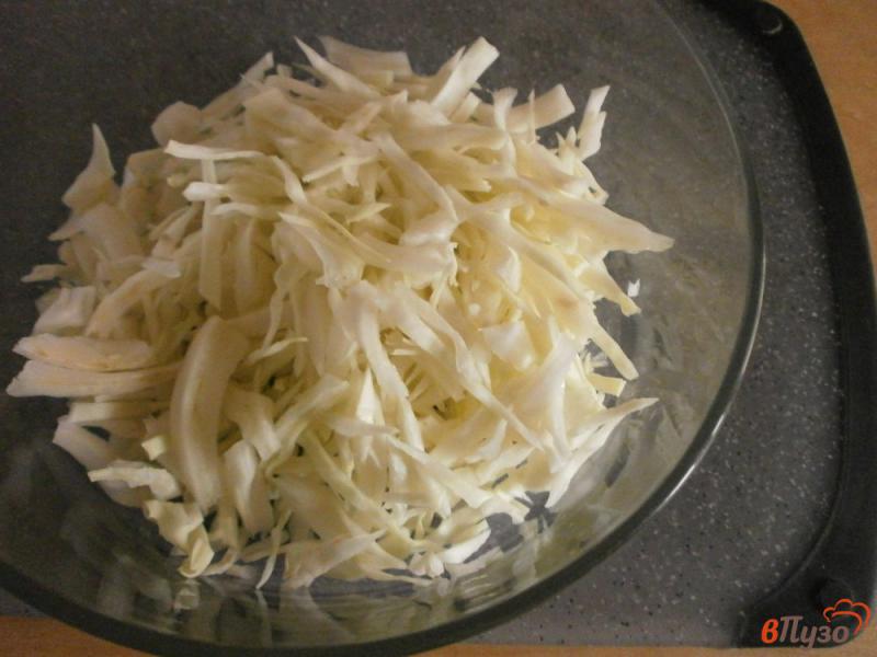 Фото приготовление рецепта: Салат со свежей капустой, зеленым яблоком и орехами. шаг №2