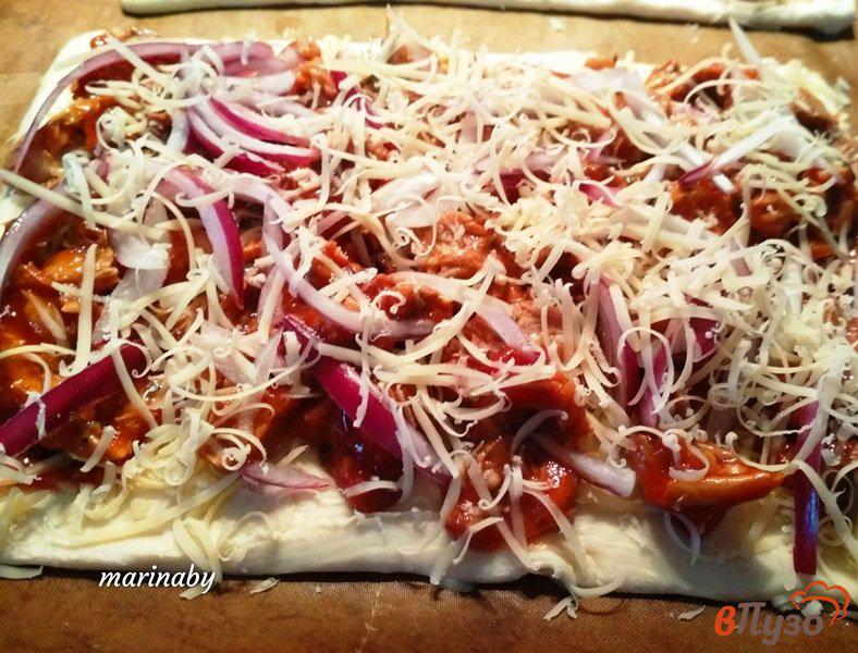 Фото приготовление рецепта: Пицца на слоеном тесте с рыбой шаг №5