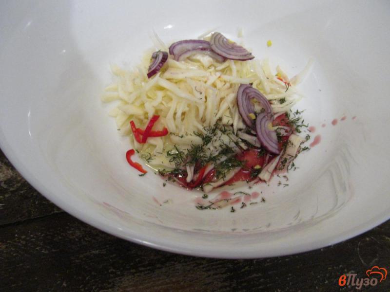 Фото приготовление рецепта: Капустный салат с помидором и печеной свеклой шаг №2