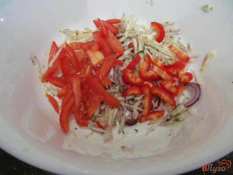 Фото приготовление рецепта: Капустный салат с помидором и печеной свеклой шаг №3